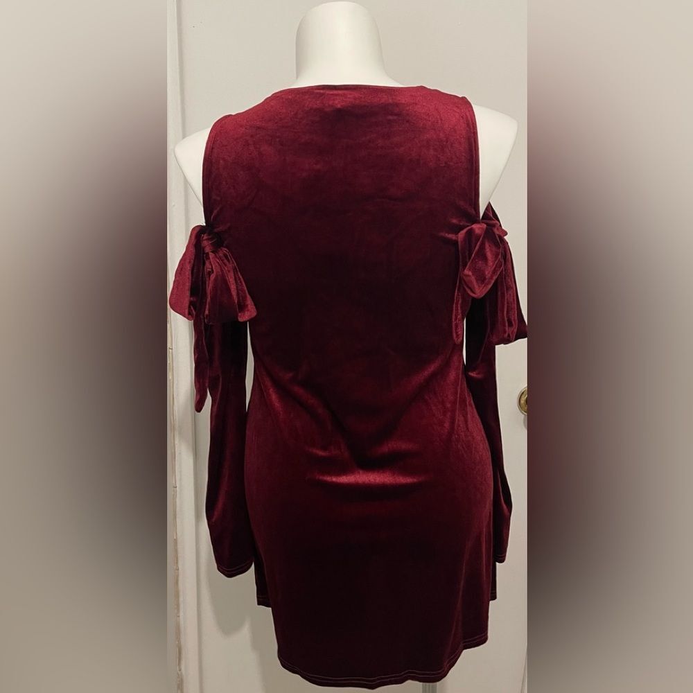 NWT Romeo & Juliet Couture Velvet Like Ribbon Tie Cold Shoulder Dress Burgundy - Picture 3 of 7
